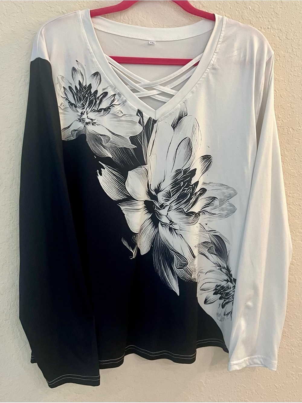 Women's Black & White Floral V-Neck Long Sleeve Top